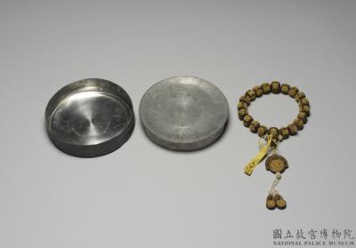 图片[2]-Agarwood bead bracelet with tin container, Qing dynasty (1644-1911)-China Archive